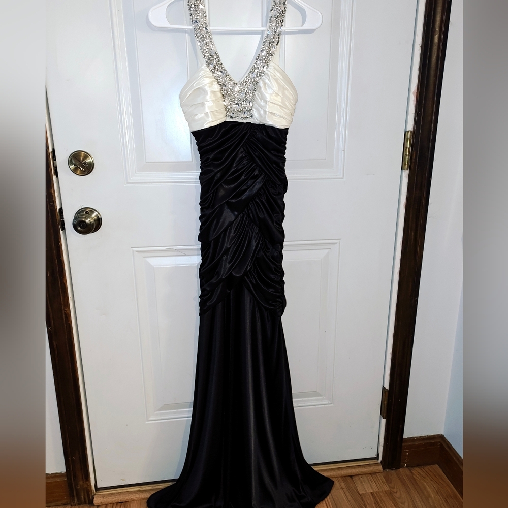 City Triangles Black and Cream Satin Embellished Mermaid Gown EUC Women Size 3